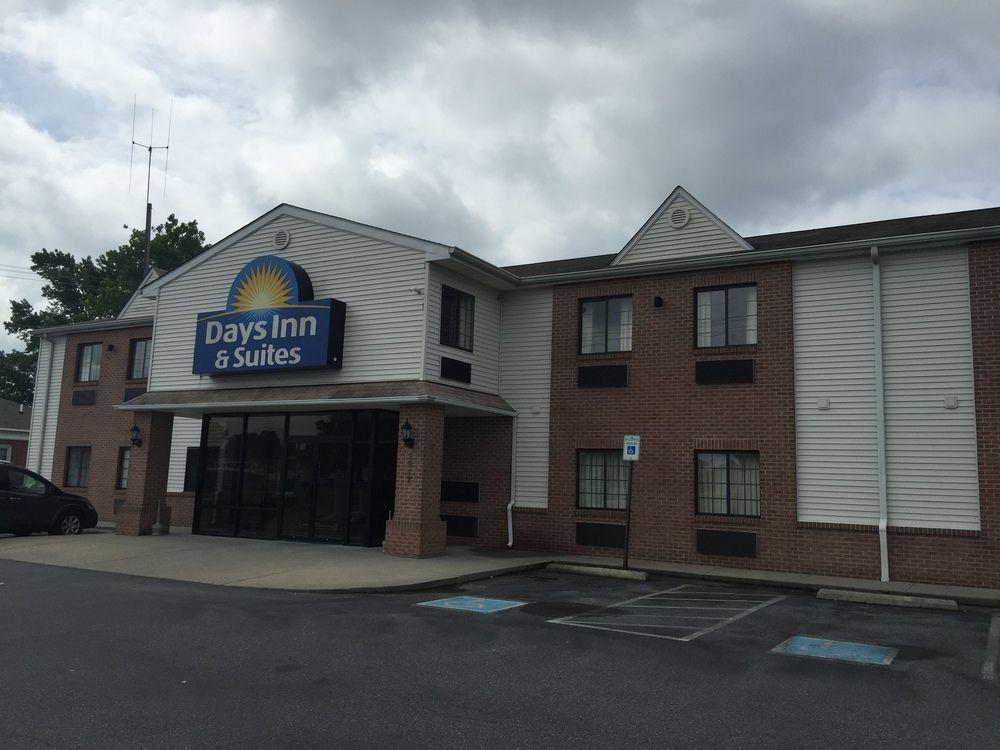 Days Inn & Suites By Wyndham Cambridge Exterior foto